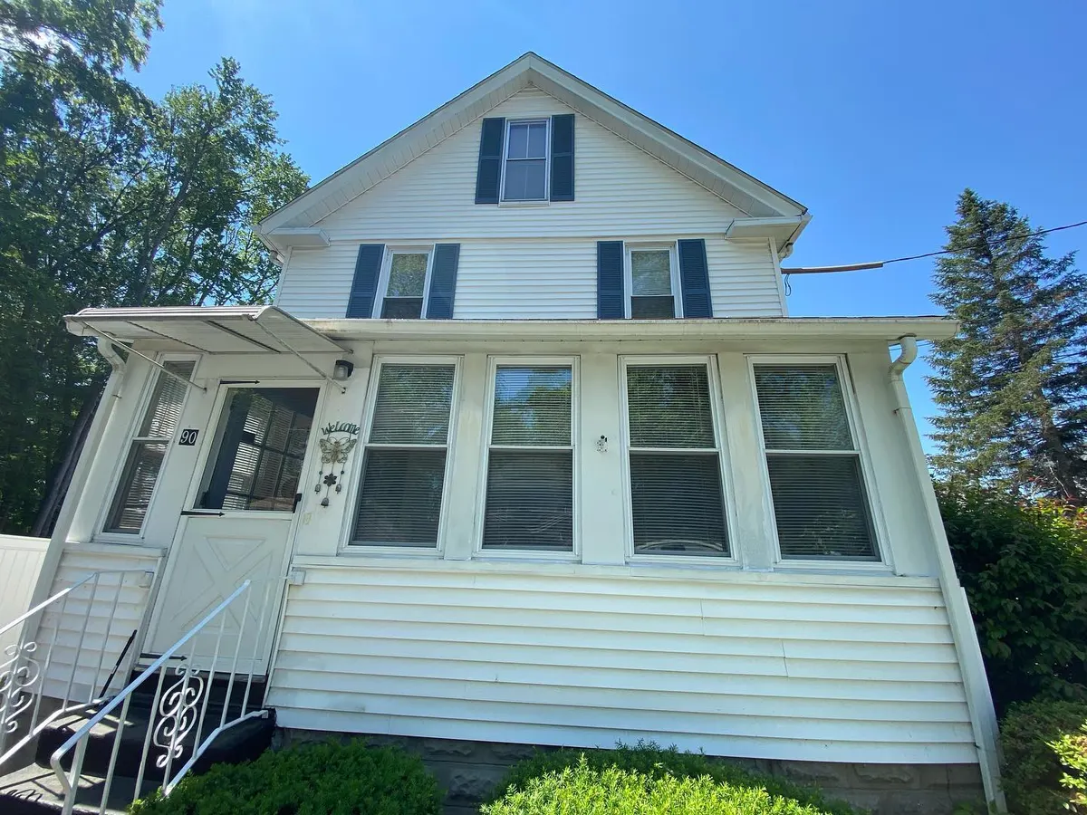 White house with sunroom in Framingham after power washing